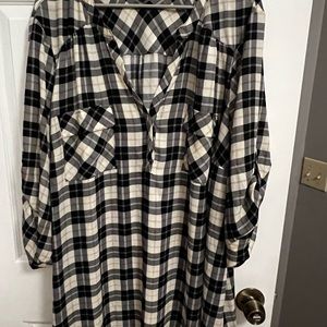 Torrid Size 5 long Harvey top